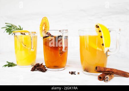 Set mit bunten Cocktails auf weißem Hintergrund Stockfoto