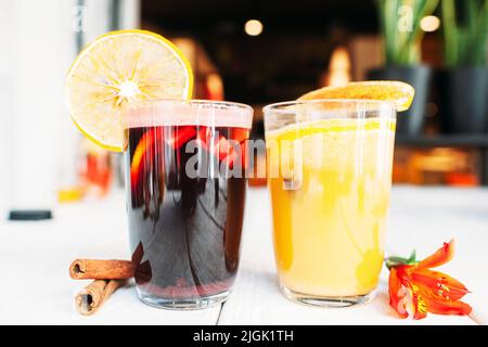 Zwei Gläser Glühwein auf dem Restauranttisch Stockfoto