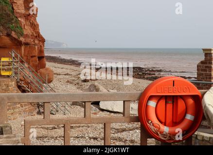 Ein Leben am östlichen Ende der Sidmouth Esplanade mit Blick über den Fluss Sid und weiter zum Oststrand. Dieser Strand gilt nun als unsicher Stockfoto