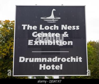 Drumnadrochit, Schottland - Oktober 7. 2021: Ein Schild am Eingang zum Loch Ness Centre and Exhibition, im Dorf Drumnadrochit in Schottland Stockfoto