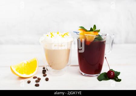 Latte- und Sangria-Gläser auf weißem Hintergrund Stockfoto