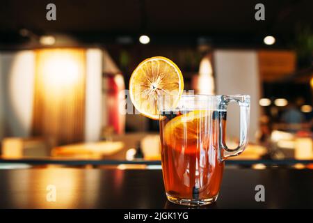 Ein Glas leckeren Zitrustee auf dem Restauranttisch Stockfoto