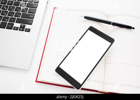 Smartphone mit leerem Bildschirm auf Büromaterial Stockfoto