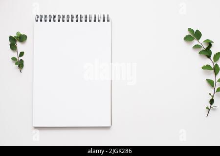 Leeres Skizzenbuch auf weißem Hintergrund, freier Platz Stockfoto