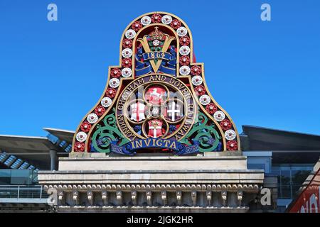 Blackfriars Station, London, Großbritannien. Original viktorianisches Wappen der London, Dover und Chatham Railway - 1864. Kürzlich renoviert. Neuer Bahnhof im Hintergrund. Stockfoto