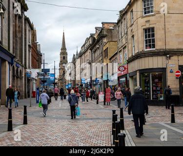 Inverness, Schottland - Oktober 8. 2021: Blick auf die High Street in der Stadt Inverness in Schottland, Großbritannien. Stockfoto