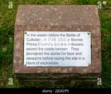 Inverness, Schottland - 8. 2021. Oktober: Eine Gedenktafel am historischen Inverness Castle in der Stadt Inverness, Schottland - beschreibt, wie das Schloss war Stockfoto