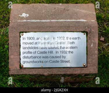 Inverness, Schottland - 8. 2021. Oktober: Eine Gedenktafel am historischen Inverness Castle in Inverness, Schottland - beschreibt, wie Erdrutsche in den Jahren 1900s sind Stockfoto