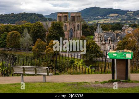 Inverness, Schottland - Oktober 8. 2021: Inverness Cathedral, auch bekannt als Cathedral Church of St. Andrew, vom Gelände von Inverness aus gesehen ca. Stockfoto