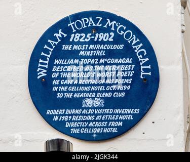 Inverness, Schottland - Oktober 8. 2021: Gedenktafel im Gellions Hotel in Inverness, Schottland - in Erinnerung an William Topaz McGonagall - beschrieben als die Stockfoto