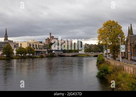 Inverness, Schottland - Oktober 8. 2021: Inverness, über den Fluss Ness in Schottland gesehen. Die Ness Bridge, Inverness Castle, Tollbooth Steeple und St Stockfoto