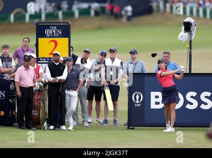 Die Georgia Hall of Team Woods (rechts) schlägt sich vom 2.-Loch ab, während Lee Trevino, Tiger Woods und Rory McIlroy während der R&A-Feier der Champions auf dem Old Course, St Andrews, aufblicken. Bilddatum: Montag, 11. Juli 2022. Stockfoto