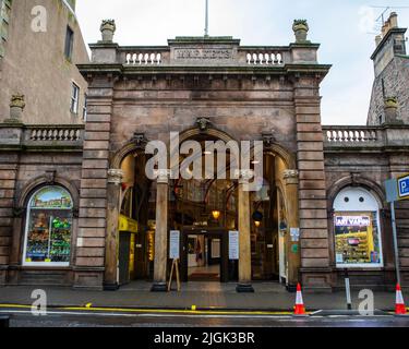 Inverness, Schottland - Oktober 8. 2021: Eingang zum historischen Victorian Market in der Stadt inverness in Schottland, Großbritannien. Stockfoto