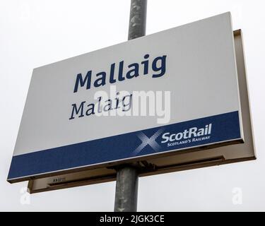 Mallaig, Schottland - 9. 2021. Oktober: Ein Mallaig-Schild auf dem Bahnsteig des Bahnhofs Mallaig im schottischen Hochland. Stockfoto