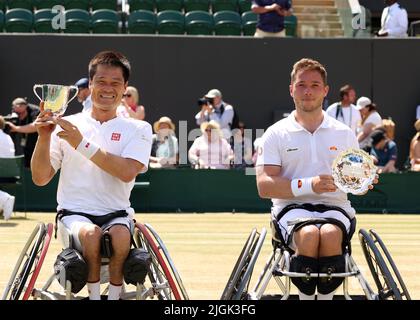 10.. Juli 2022, All England Lawn Tennis and Croquet Club, London, England; Wimbledon Tennisturnier; Shingo Kunieda (JPN) posiert mit der Gentlemen's Wheelchair Singles Trophy zusammen mit Alfie Hewett (GBR) mit einer zweiten Platte Stockfoto