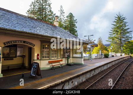 Glenfinnan, Schottland - 9. 2021. Oktober: Der Bahnsteig am Glenfinnan Bahnhof in den Highlands of Scotland, Großbritannien. Stockfoto