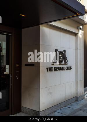 The Kennel Club London - der Kennel Club hat seinen Hauptsitz in 10 Clarges St Mayfair London. Der Kennel Club wurde 1873 gegründet, der älteste der Welt. Stockfoto