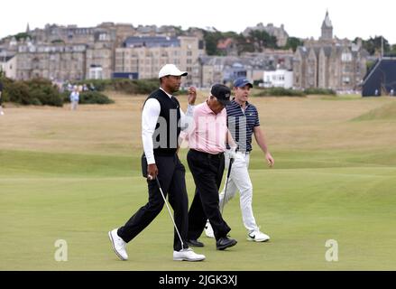 Tiger Woods (links), Lee Trevino und Rory McIlroy auf dem 2. Green während der R&A-Feier der Champions auf dem Old Course, St. Andrews. Bilddatum: Montag, 11. Juli 2022. Stockfoto