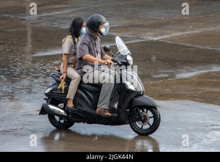 SAMUT PRAKAN, THAILAND, 28 2022. MÄRZ, das Paar fährt bei Regen mit dem Motorrad auf der Straße Stockfoto