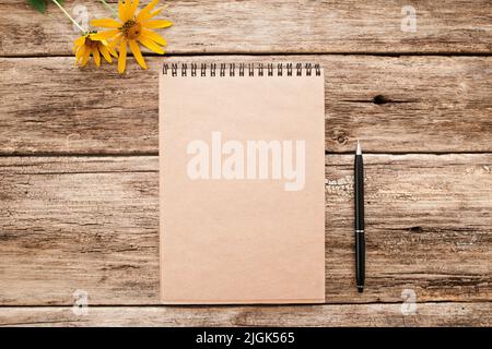Braunes Skizzenbuch auf altem Holz flaches Lay Mockup Stockfoto