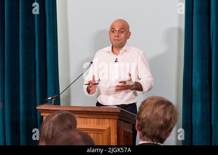 London, Großbritannien. 11.. Juli 2022. Der hoffnungsvolle Abgeordnete der konservativen Parteiführung Sajid Javid spricht während des Startes seiner Kampagne in Westminster. Der detaillierte Zeitplan für den Wettbewerb, um Boris Johnsons Nachfolger nach seinem Rücktritt als Vorsitzender der Konservativen Partei zu finden, wird nach der Wahl eines neuen Ausschussvorsitzenden des 1922 am Montagabend festgelegt. Quelle: Wiktor Szymanowicz/Alamy Live News Stockfoto