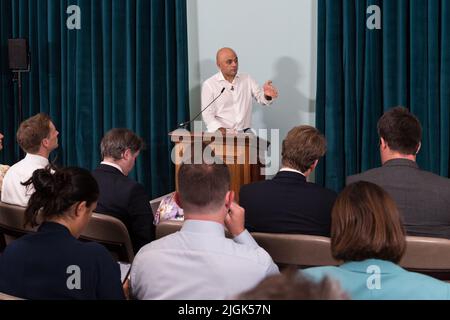 London, Großbritannien. 11.. Juli 2022. Der hoffnungsvolle Abgeordnete der konservativen Parteiführung Sajid Javid spricht während des Startes seiner Kampagne in Westminster. Der detaillierte Zeitplan für den Wettbewerb, um Boris Johnsons Nachfolger nach seinem Rücktritt als Vorsitzender der Konservativen Partei zu finden, wird nach der Wahl eines neuen Ausschussvorsitzenden des 1922 am Montagabend festgelegt. Quelle: Wiktor Szymanowicz/Alamy Live News Stockfoto