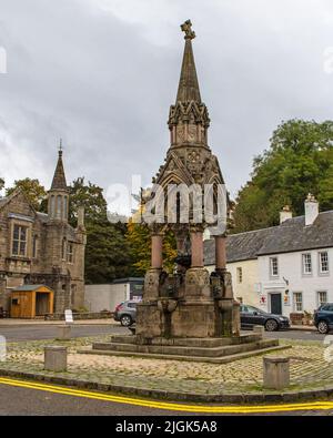 Dunkeld, Schottland - Oktober 11. 2021: Der Atholl Memorial Fountain, oder auch bekannt als Dunkeld Market Cross, in der wunderschönen Stadt Dunkeld in PE Stockfoto