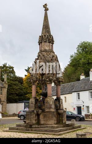 Dunkeld, Schottland - Oktober 11. 2021: Der Atholl Memorial Fountain, oder auch bekannt als Dunkeld Market Cross, in der wunderschönen Stadt Dunkeld in PE Stockfoto