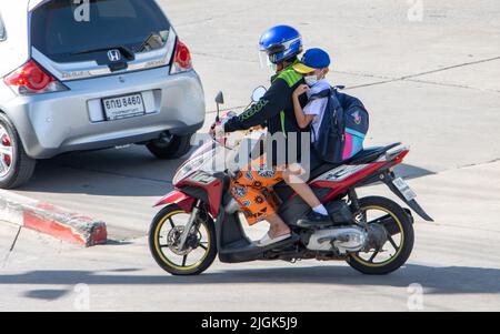 SAMUT PRAKAN, THAILAND, JUNI 10 2022, Eine Frau fährt Jungen in Schuluniform auf einem Motorrad. Stockfoto