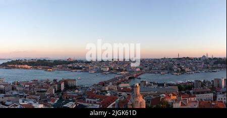 Sonnenuntergang in Istanbul - Türkei: 17. Juni 2022. Panoramablick aus der Vogelperspektive auf den Bosporus mit Topkapi-Palast, Hagia Sophia und Blaue Moschee vom Galata-Turm aus Stockfoto