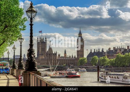 LONDON, GROSSBRITANNIEN - 9. MAI 2014: Dies ist die Ansicht des britischen Parlaments vom Queen's Walk aus. Stockfoto