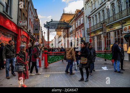 LONDON, GROSSBRITANNIEN - 9. MAI 2014: Dies ist das moderne Londoner Chinatown, das sich im Unterhaltungsviertel von Soho befindet. Stockfoto