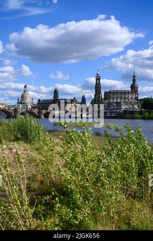 Dresden, Deutschland. 11.. Juli 2022. So genannte flauschige Wolken ziehen im Sonnenschein über die Altstadt an der Elbe mit der Frauenkirche, dem Ständehaus, dem Rathaus, der Hofkirche und dem Hausmannsturm. Quelle: Robert Michael/dpa/ZB/dpa/Alamy Live News Stockfoto