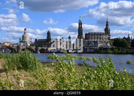 Dresden, Deutschland. 11.. Juli 2022. So genannte flauschige Wolken ziehen im Sonnenschein über die Altstadt an der Elbe mit der Frauenkirche, dem Ständehaus, dem Rathaus, der Hofkirche und dem Hausmannsturm. Quelle: Robert Michael/dpa/ZB/dpa/Alamy Live News Stockfoto