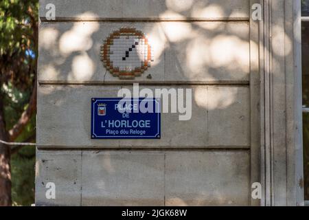 MifaMosa Place de L'Horloge, Avignon, Frankreich. Der französische Künstler pfeffern Straßenschilder in verschiedenen Städten mit Mosaiken, die auf den Straßennamen verweisen. Als Besonderheit sind auf jedem Bild drei Punkte eingeklebt, die sich, seine Mutter und seine Schwester symbolisieren Stockfoto