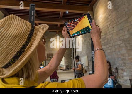 Das Histopad ermöglicht es Ihnen, den Papstpalast in Avignon in seinem vermeintlichen Originalzustand zu sehen. Stockfoto