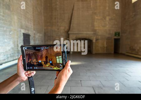 Das Histopad ermöglicht es Ihnen, den Papstpalast in Avignon in seinem vermeintlichen Originalzustand zu sehen Stockfoto