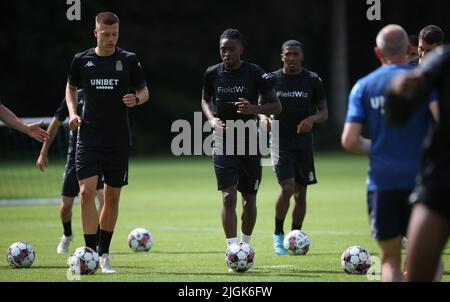 Daan Heymans von Charleroi und Joris Kayembe von Charleroi während eines Trainings des belgischen Fußballteams der ersten Liga, das Charleroi vor der Saison 2022-2023 am Montag, den 11. Juli 2022 in Garderen, Niederlande, sporting. BELGA FOTO VIRGINIE LEFOUR Stockfoto