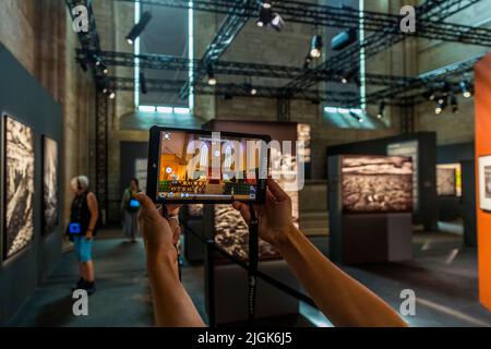 Das Histopad ermöglicht es Ihnen, den Papstpalast in Avignon in seinem vermeintlichen Originalzustand zu sehen Stockfoto