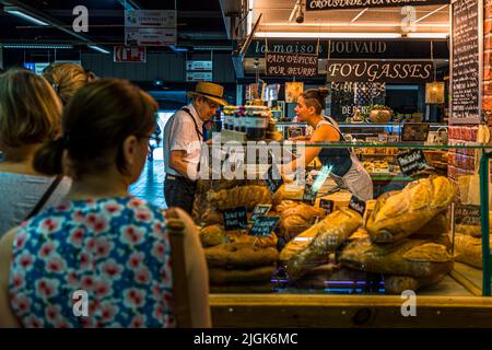 Brotverkauf in der Markthalle von Avignon, Frankreich. Marktstand der Boulangerie Panissain in der Markthalle von Avignon. Etwa 40 Aussteller aus der Region bieten ihre Waren in Les Halles an Stockfoto
