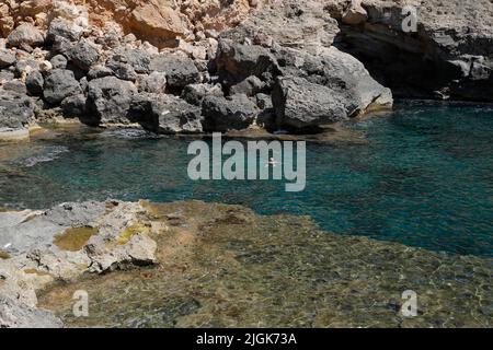 Santa Ponsa, Spanien. 11.. Juli 2022. Menschen, die an der Klippe El Toro baden. Quelle: Clara Margais/dpa/Alamy Live News Stockfoto