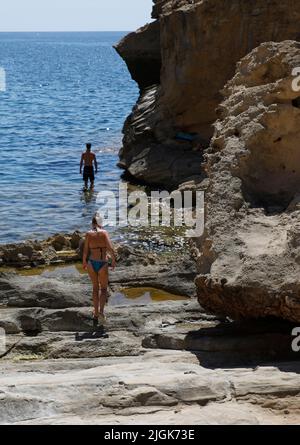 Santa Ponsa, Spanien. 11.. Juli 2022. Menschen, die auf der Klippe baden. Quelle: Clara Margais/dpa/Alamy Live News Stockfoto