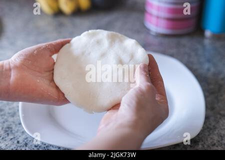 Frau Hände machen Aepas in der Küche. Lateinisches Essen. Stockfoto