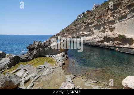 Santa Ponsa, Spanien. 11.. Juli 2022. Menschen, die an der Klippe El Toro baden. Quelle: Clara Margais/dpa/Alamy Live News Stockfoto