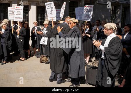 Die Barristers setzen ihre Streikaktion am 11.. Juli 2022 mit einem Protest vor dem Obersten Gerichtshof auf dem Parliament Square über schlechte Arbeitsbedingungen und geringe Bezahlung aufgrund einer unzureichenden Erhöhung der Anwaltskosten in London, England, fort. Diejenigen, die in England und Wales protestieren und keine Gerichte besuchen, könnten mit Disziplinarverfahren konfrontiert werden, warnt ein Richter. Stockfoto