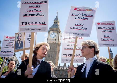 Barristers setzen ihre Streikaktion mit einem Protest vor dem Obersten Gerichtshof vor dem Parlament wegen schlechter Arbeitsbedingungen und niedriger Bezahlung aufgrund einer unzureichenden Erhöhung der Anwaltskosten am 11.. Juli 2022 in London, England, fort. Diejenigen, die in England und Wales protestieren und keine Gerichte besuchen, könnten mit Disziplinarverfahren konfrontiert werden, warnt ein Richter. Stockfoto