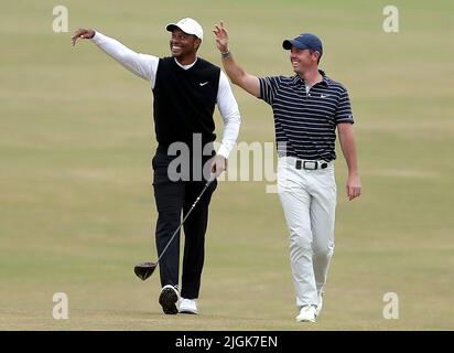 Tiger Woods (links) und Rory McIlroy von Team Woods auf dem Fairway 18. während der R&A-Feier der Champions auf dem Old Course, St. Andrews. Bilddatum: Montag, 11. Juli 2022. Stockfoto