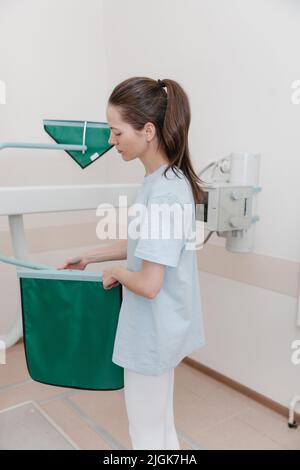 Röntgenraum Des Krankenhauses. Röntgengerät für die Fluorographie. Patientin, die Brust, Herz oder Lunge im Klinikbüro scannt. Erwachsene Frauen werden durchgemacht Stockfoto