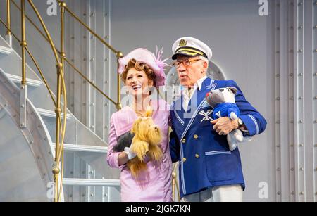 Bonnie Langford (Evangeline Harcourt) mit Simon Callow (Elisha Whitney) in ANYTHING GOES at the Barbican Theatre, London EC2 vom 25. Juni bis 03. September 2022 Musik und Texte: Cole Porter Originalbuch: P. G. Wodehouse, Guy Bolton, Howard Lindsay & Russel Crouse neues Buch: Timothy Crouse & John Weidman Bühnenbild: Derek McLane Kostüme: Jon Morrell Beleuchtung: Hugh Vanstone Choreographie & Regie: Kathleen Marshall Stockfoto