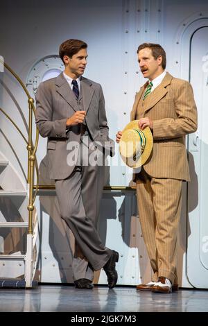 l-r: Samuel Edwards (Billy Crocker), Haydn Oakley (Lord Evelyn Oakleigh) in ANYTHING GOES at the Barbican Theatre, London EC2 vom 25. Juni bis 03. September 2022 Musik und Texte: Cole Porter Originalbuch: P. G. Wodehouse, Guy Bolton, Howard Lindsay & Russel Crouse neues Buch: Timothy Crouse & John Weidman Bühnenbild: Derek McLane Kostüme: Jon Morrell Beleuchtung: Hugh Vanstone Choreographie & Regie: Kathleen Marshall Stockfoto